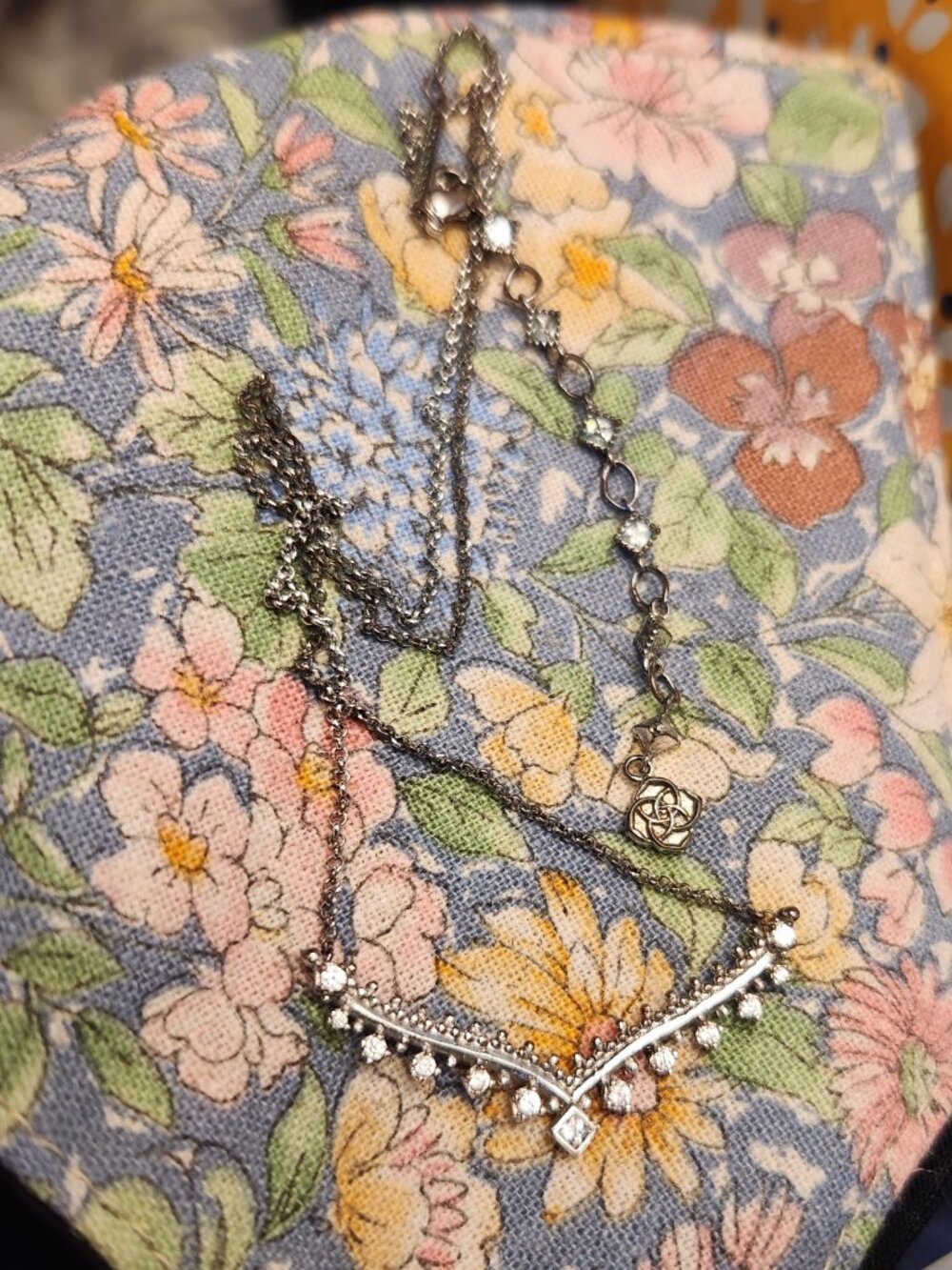KENDRA SCOTT Silver toned Vern curved bar necklace with crystals  Tiara
